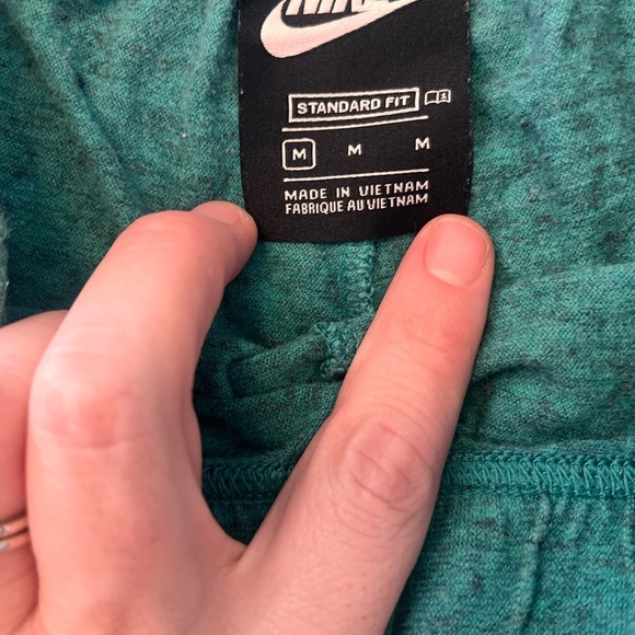 Nike Green Athletic Shorts Elastic Waistband Relaxed Fit - Picture 2 of 2